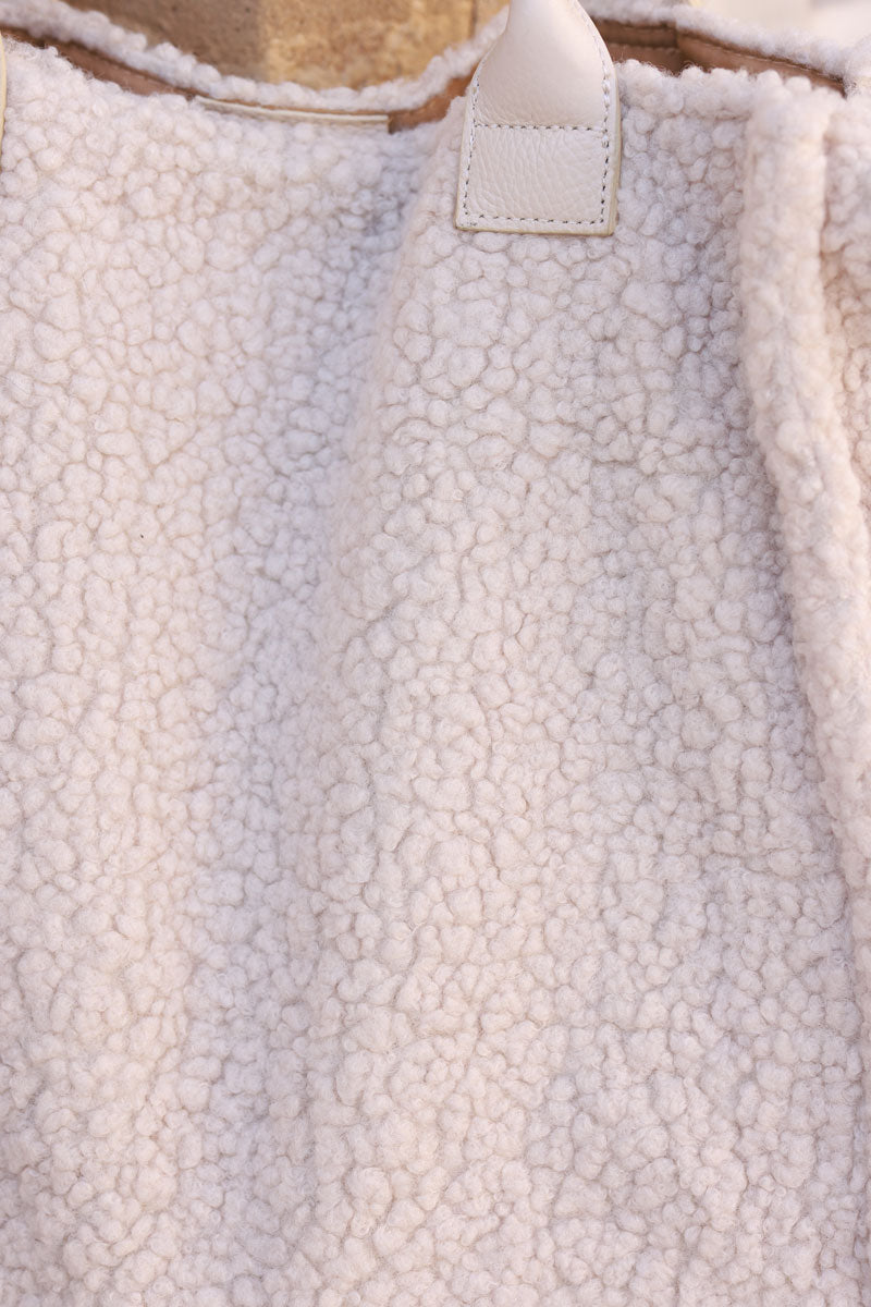 AMBRE | Bolso shopper de borreguito beige con asas rígidas