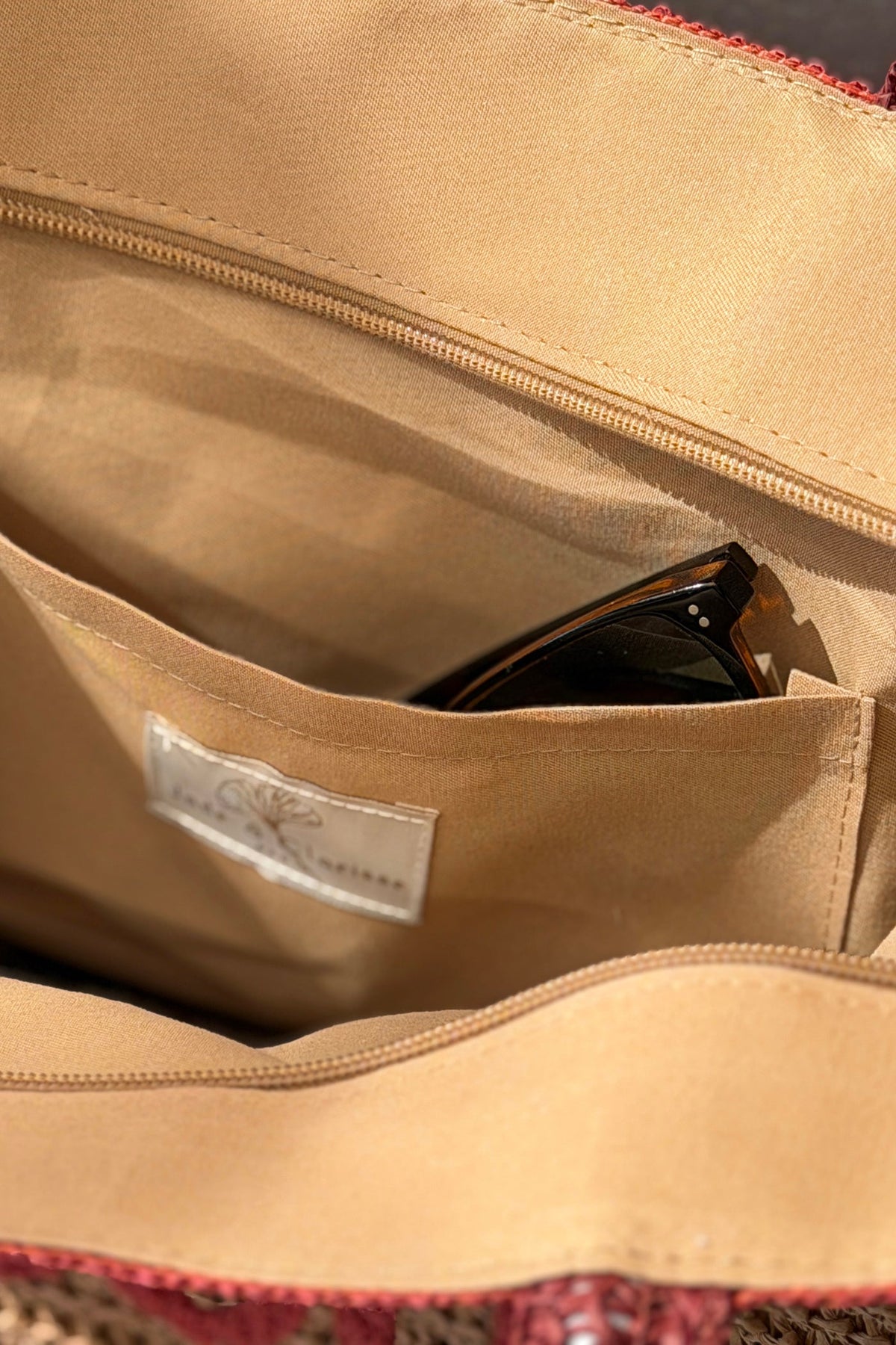 ARLETTE | Bolso shopper estilo rafia de paja camel y burdeos con bordado "Oh Soleil"