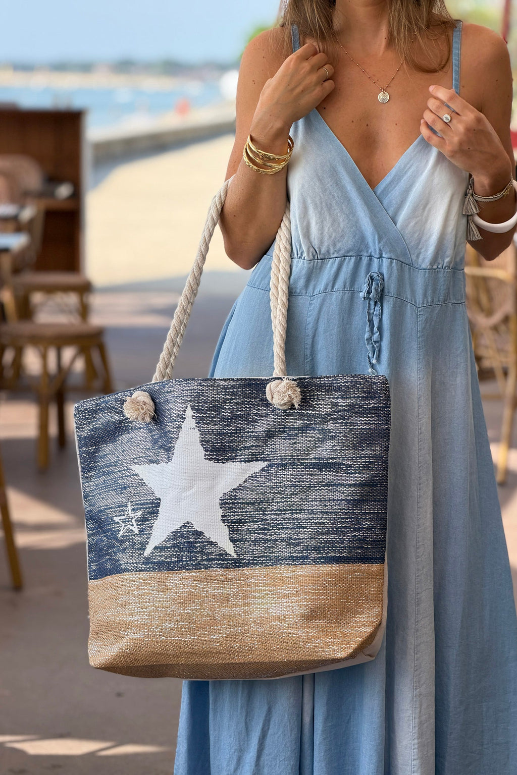 ARIANE | Bolso ligero de rafia azul marino con hilos brillantes, lona de motivo de estrella y asas de cuerda