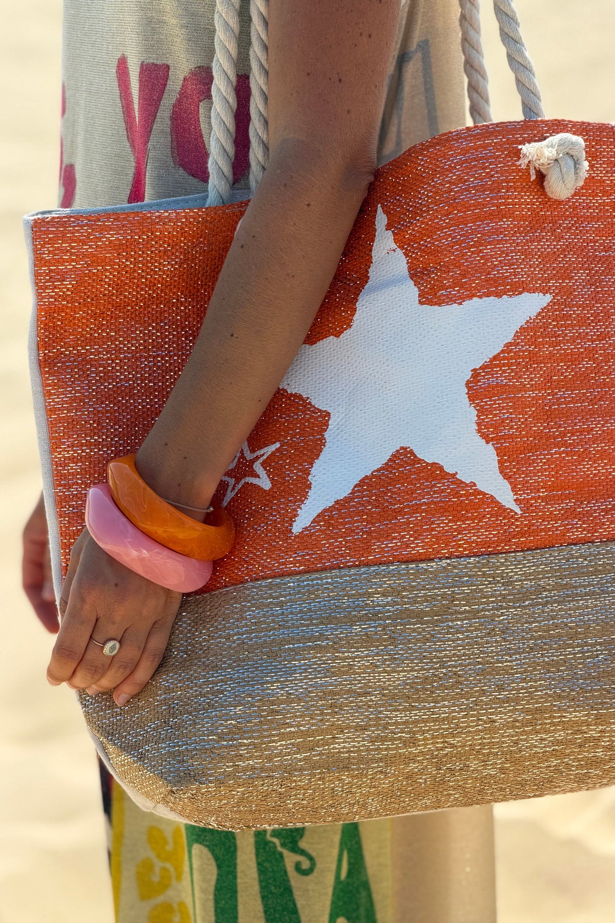 ANAÏS | Bolso ligero de rafia naranja con hilos brillantes, lona de motivo de estrella y asas de cuerda