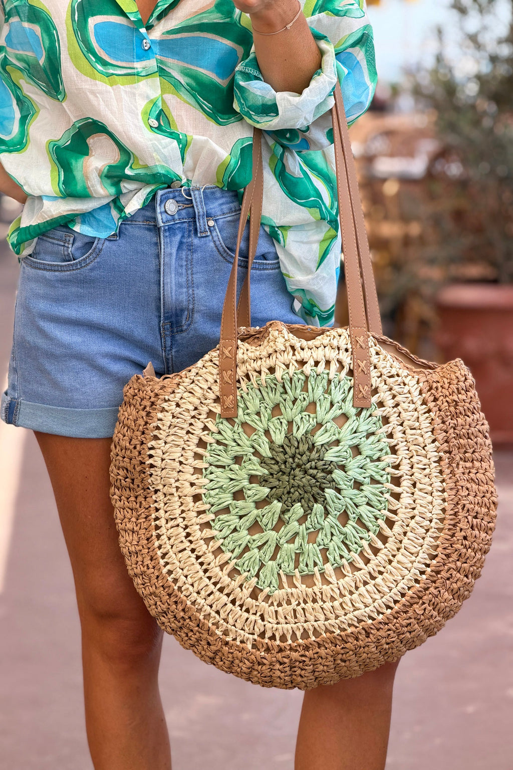 APOLLINE | Bolso redondo estilo rafia en color natural y verde claro