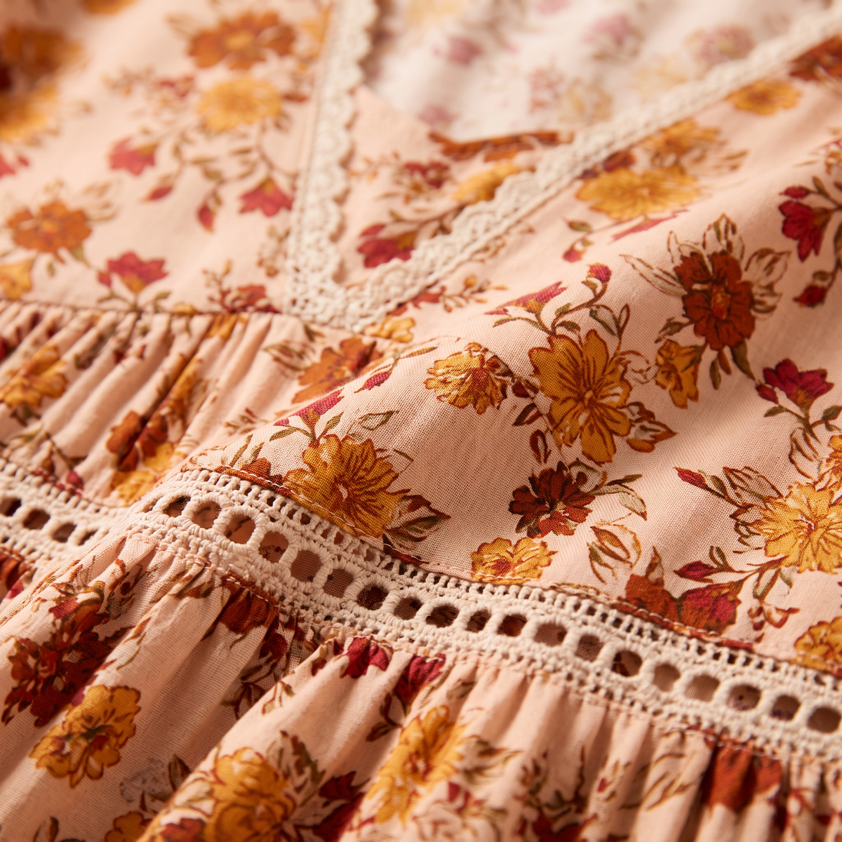 ANAÏS — détail du tissu fleuri et de la dentelle