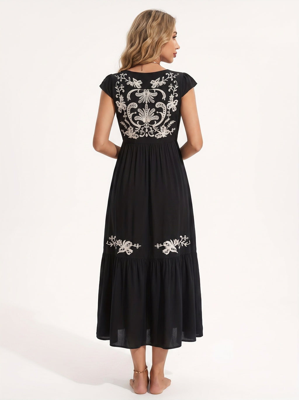AURÉLIE | Robe brodée à col carré et ourlet à volant