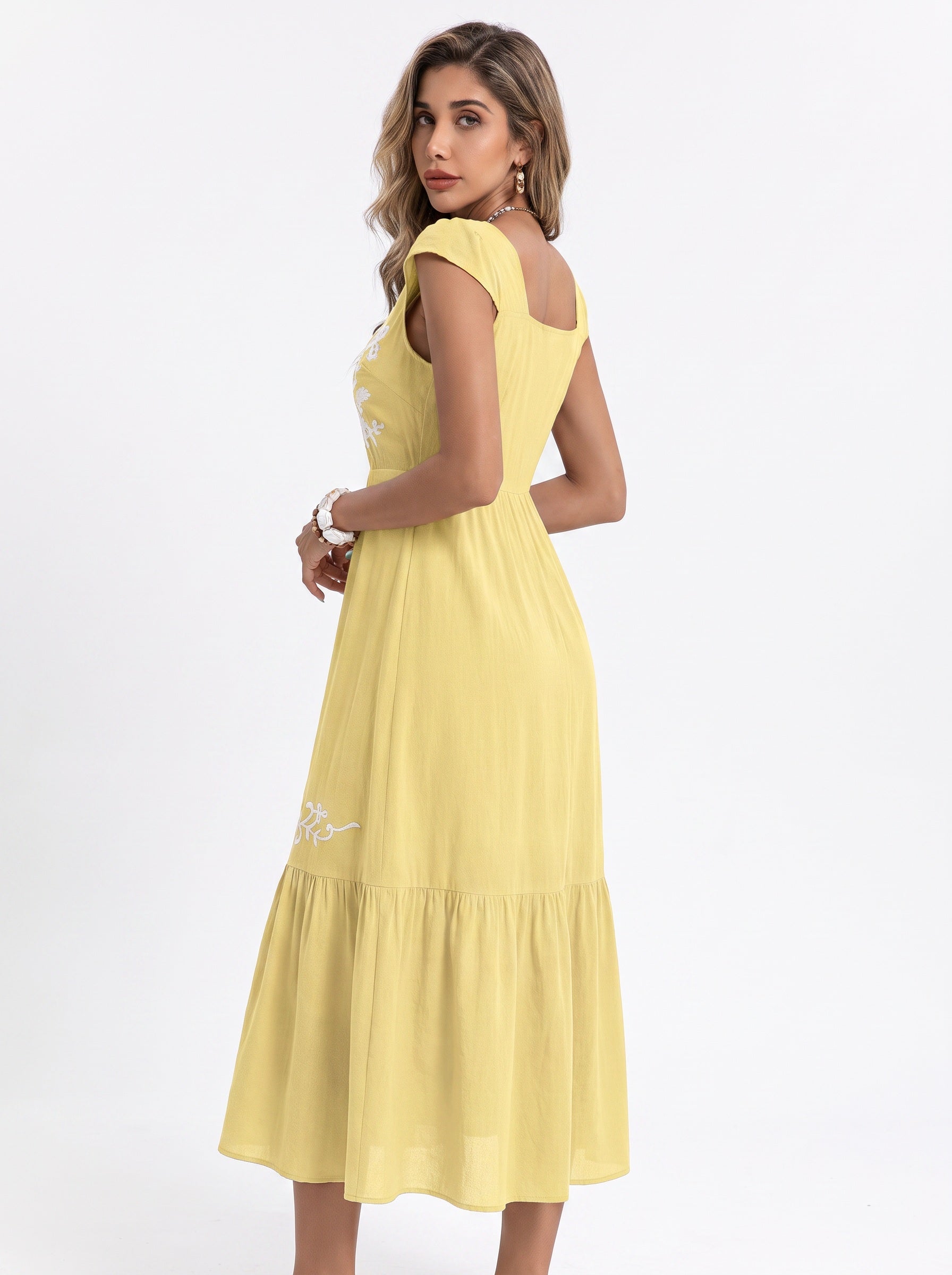 AURÉLIE | Robe brodée à col carré et ourlet à volant