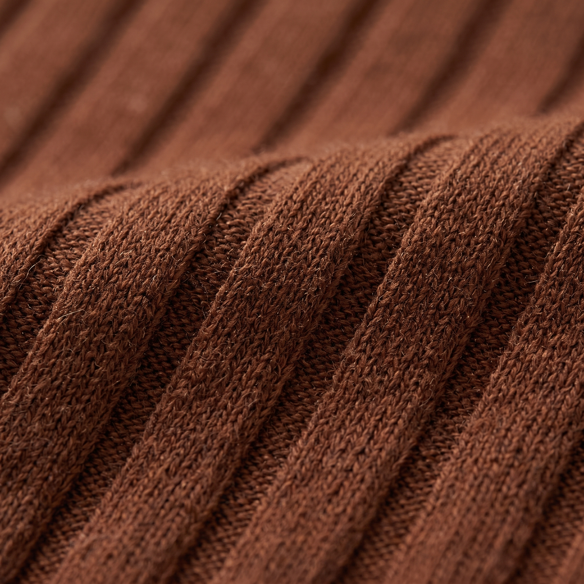 EMMA — détail de la maille côtelée chocolat