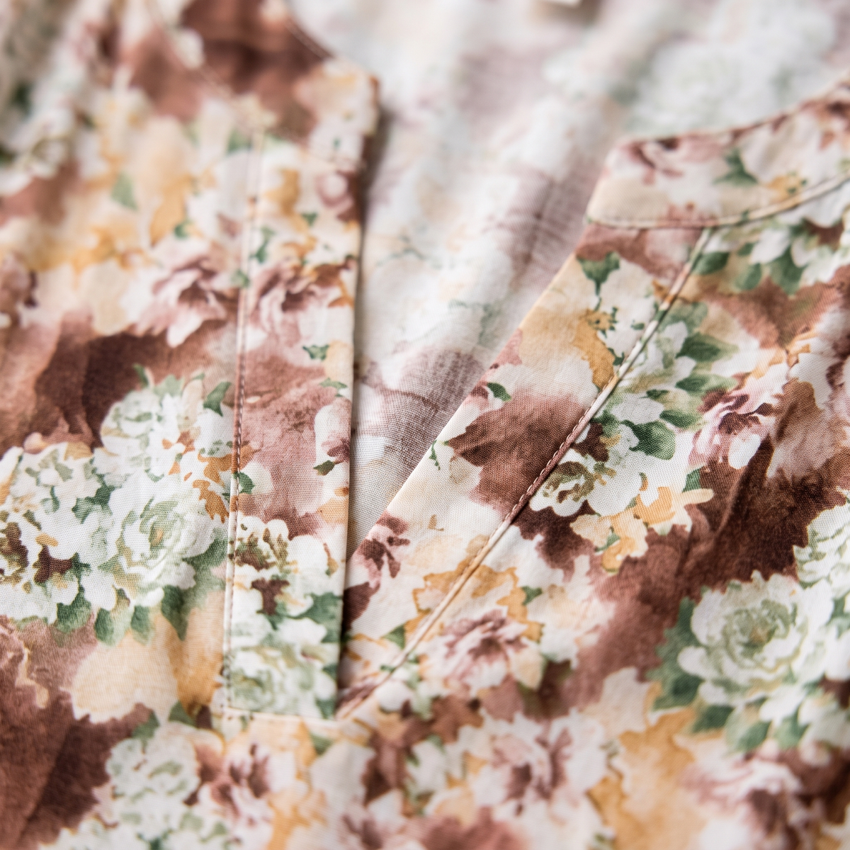 JASMINE — détail du tissu fleuri aquarelle