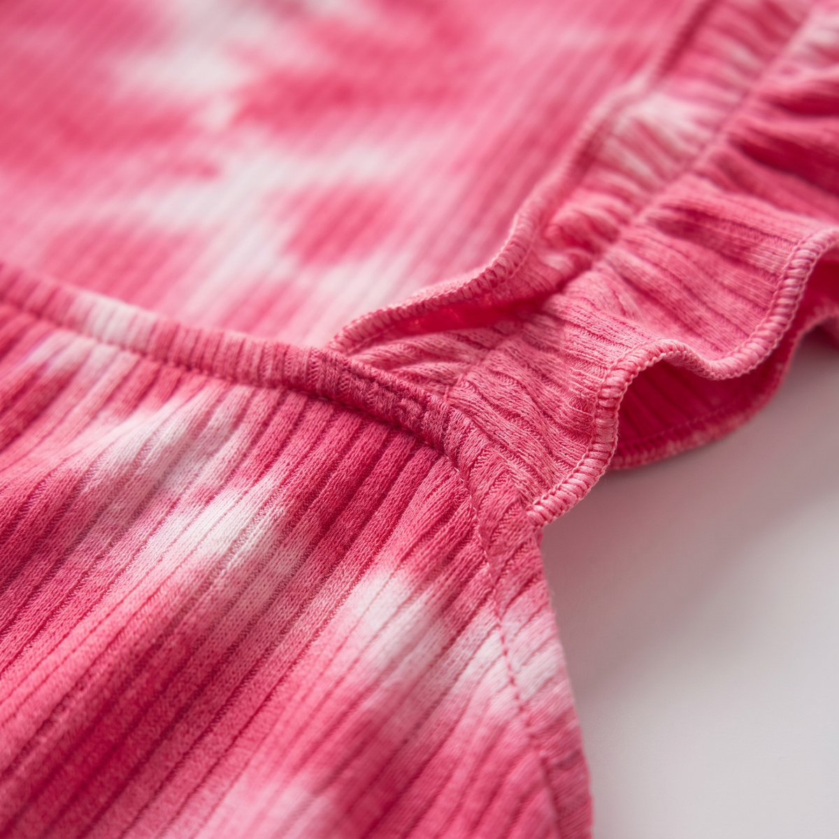 MALIBU — détail de la maille côtelée tie-dye