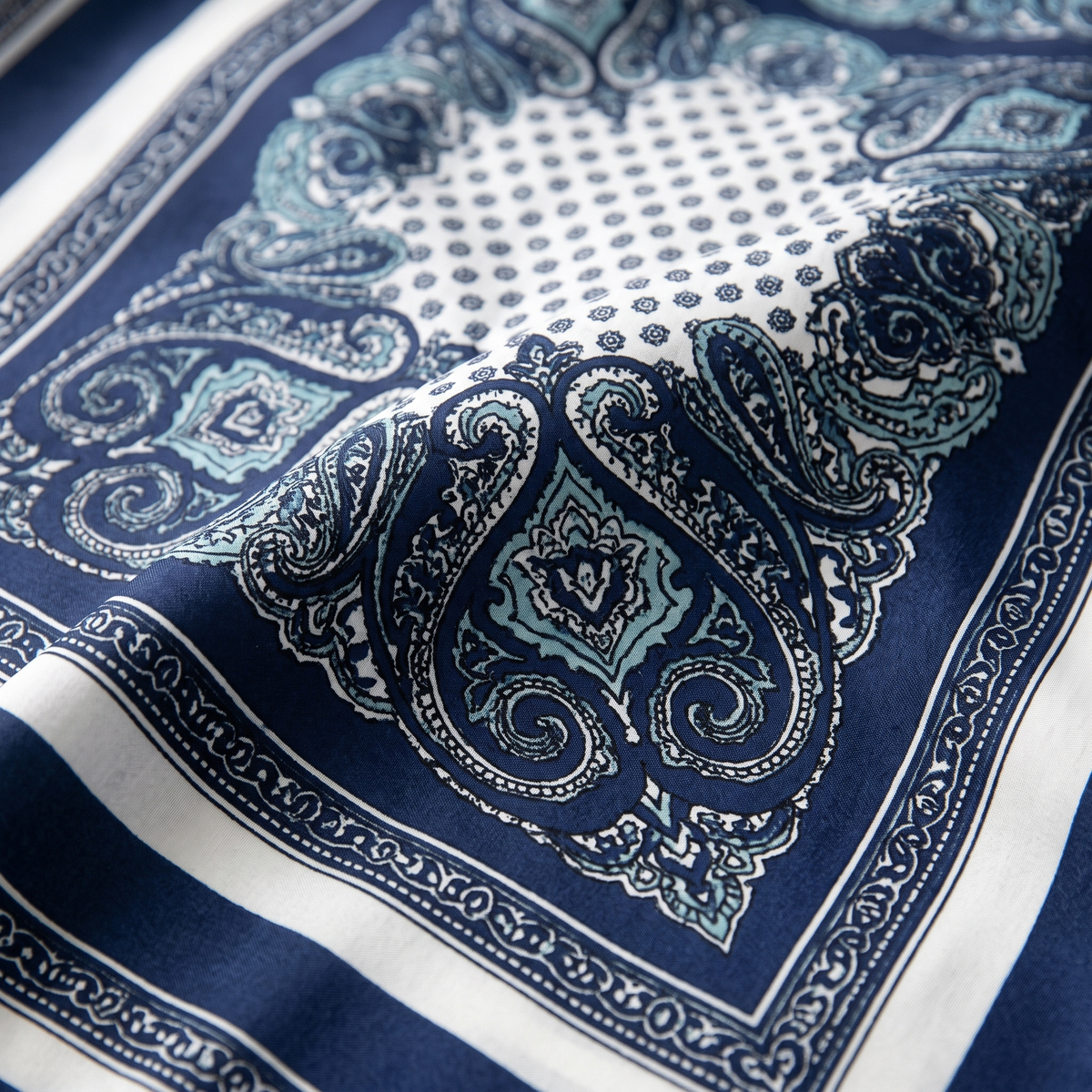 MARBELLA — détail de l'imprimé foulard marine