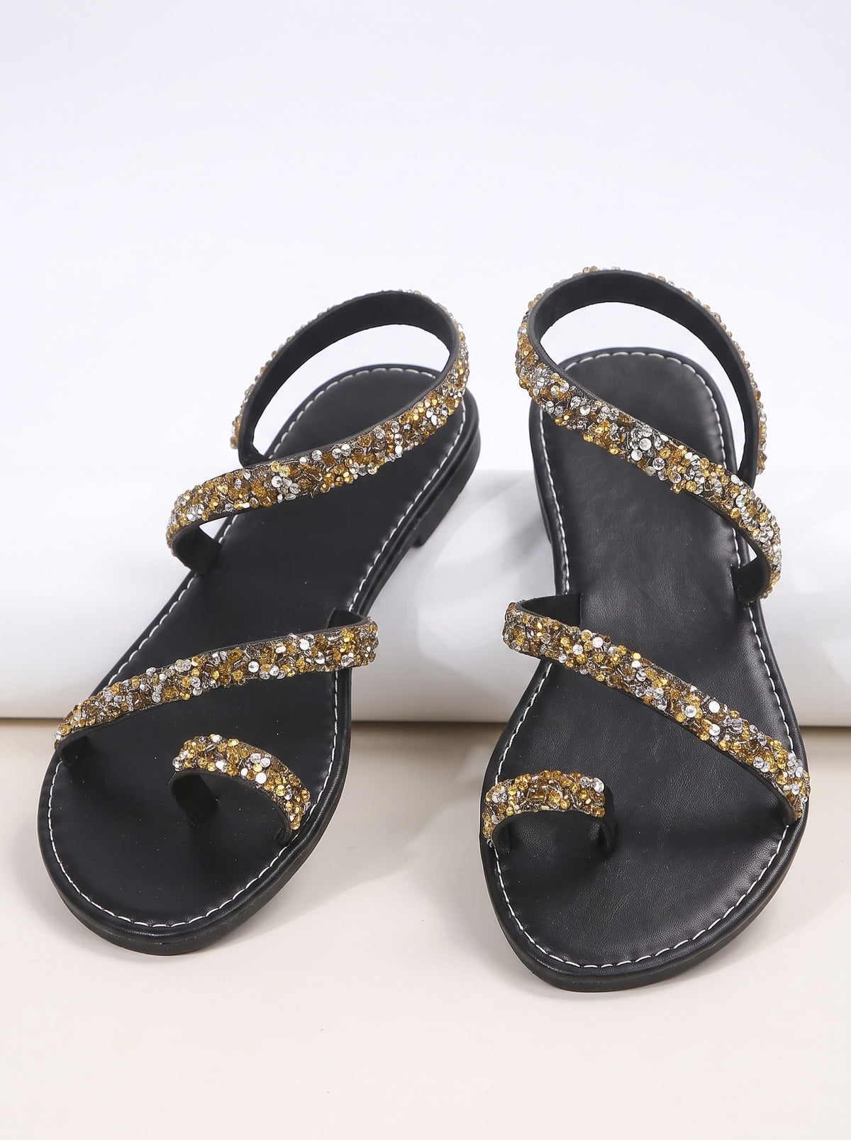 JADE | Sandales plates à strass et lanière d'orteil
