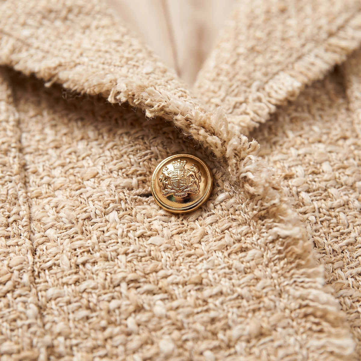 URBAINE — détail du tweed et bouton doré