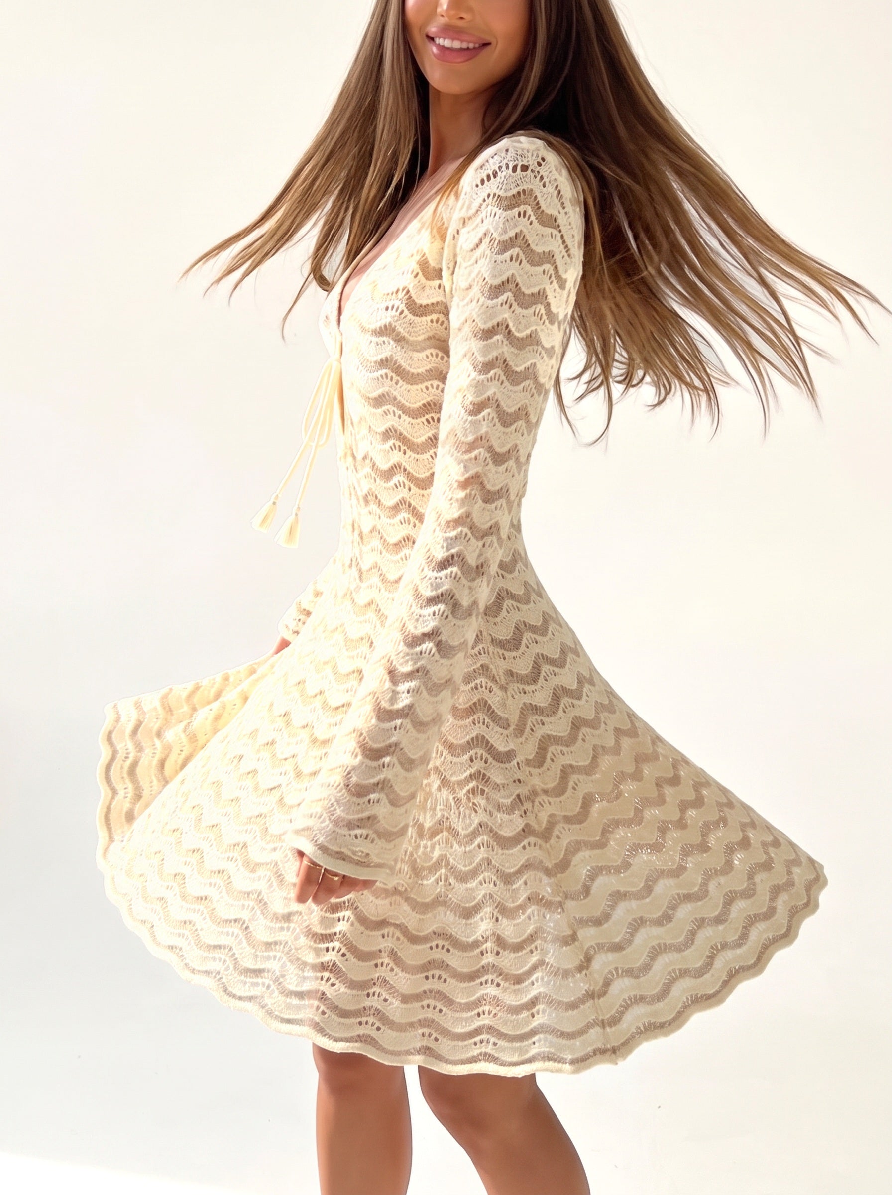 MANON | Robe courte au crochet, col V, manches longues