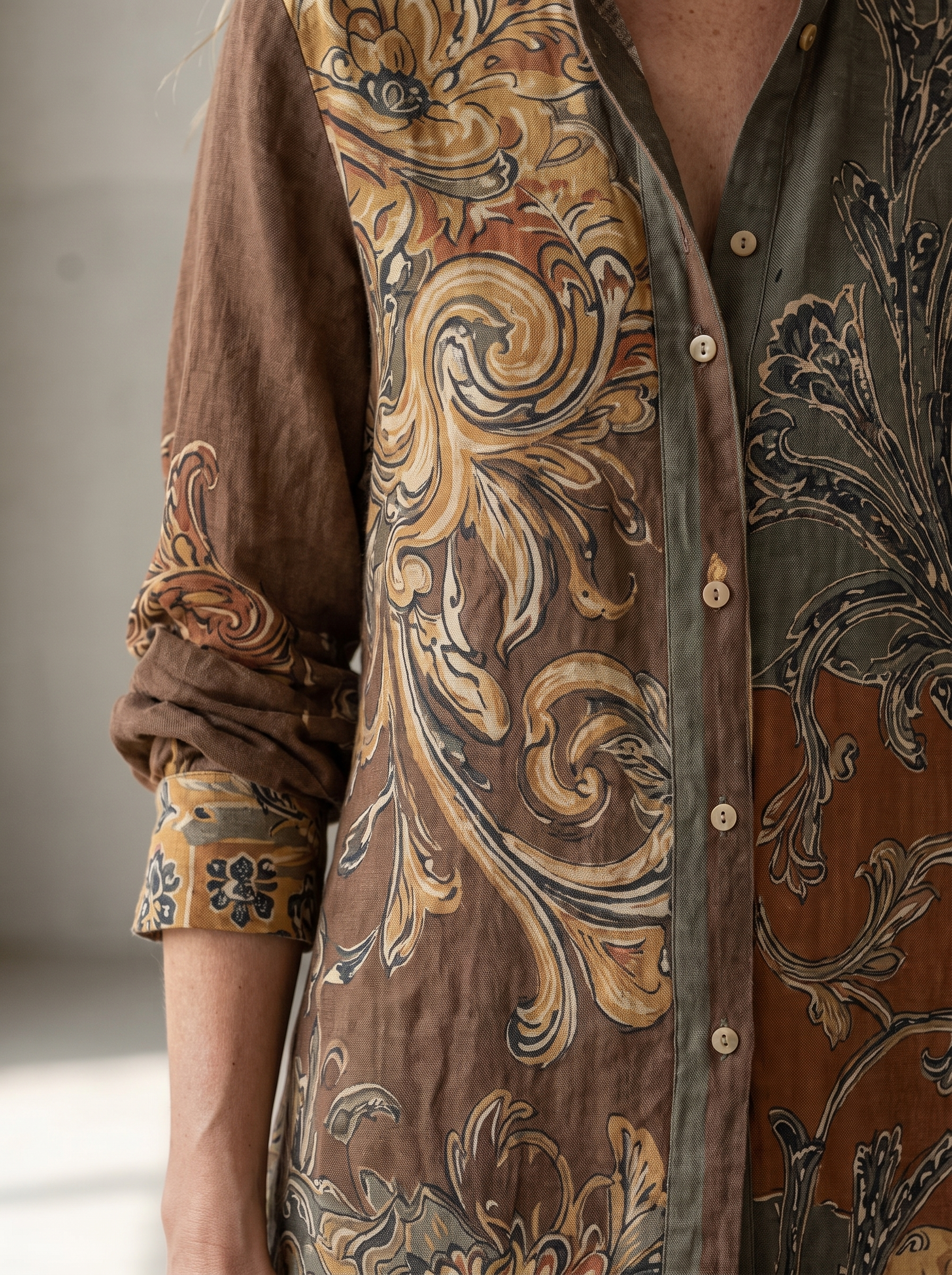 NATHALIE - detail de l imprime baroque et du lin de la chemise