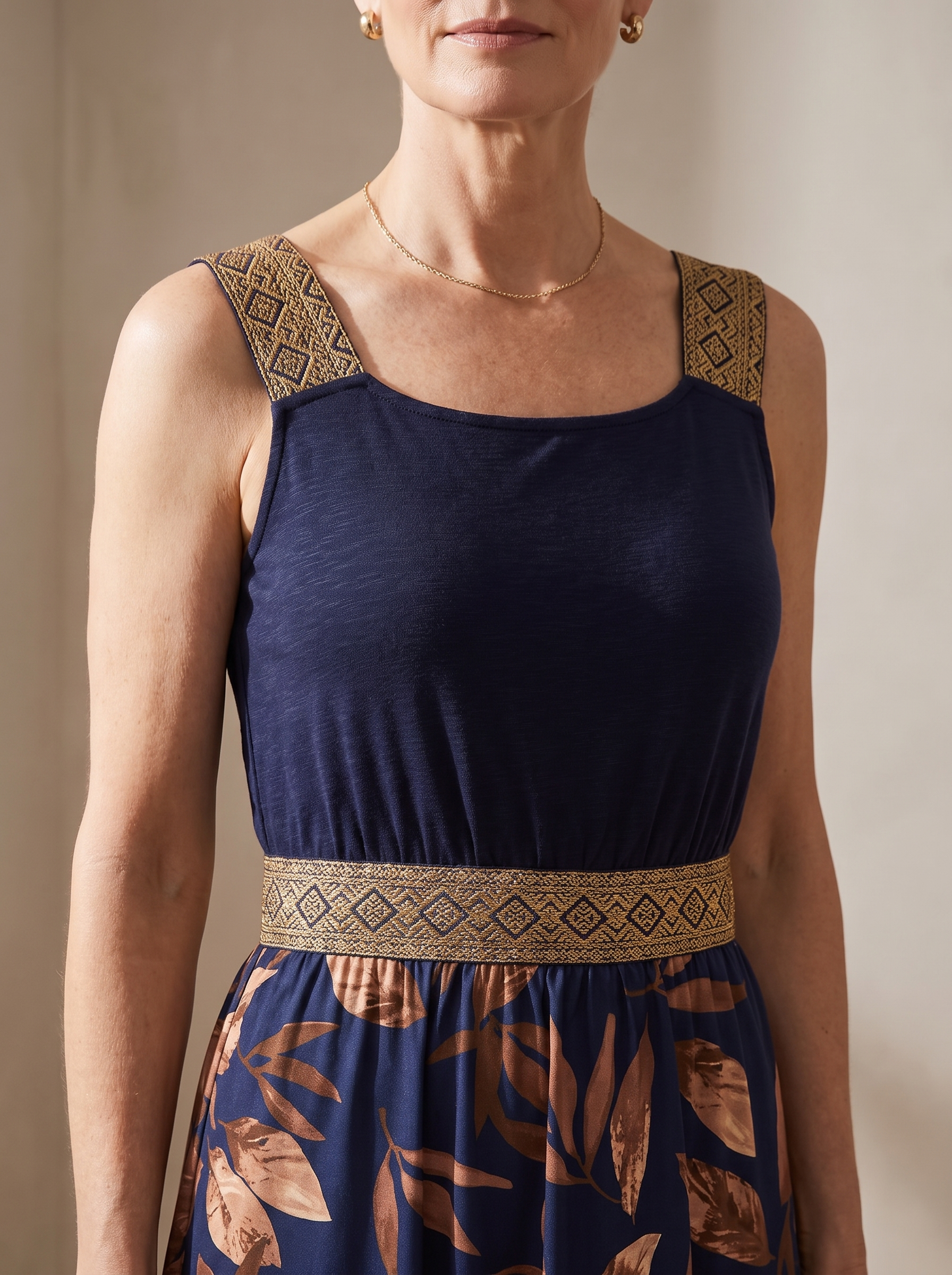LOOK ANAIS - detail des bretelles et de la ceinture tressees dorees de la robe