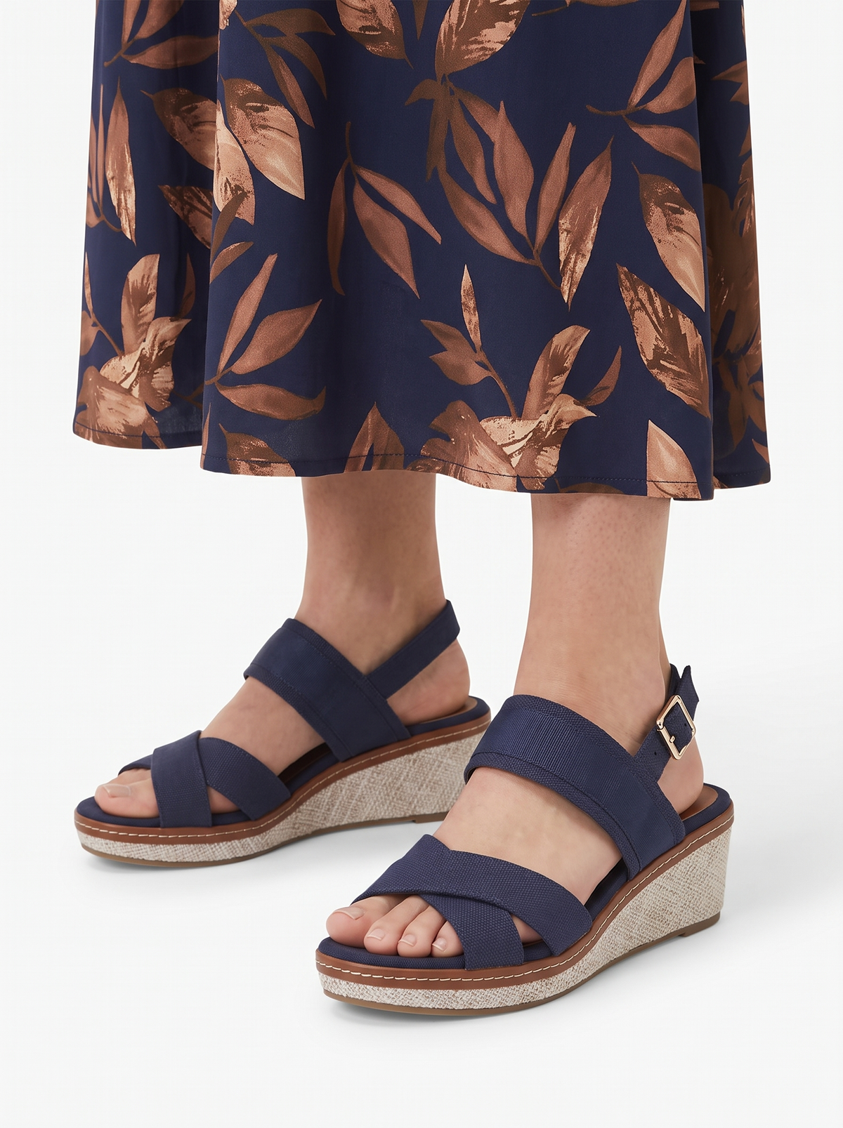 LOOK ANAIS - detail des sandales compensees marine a brides croisees et talon en jute