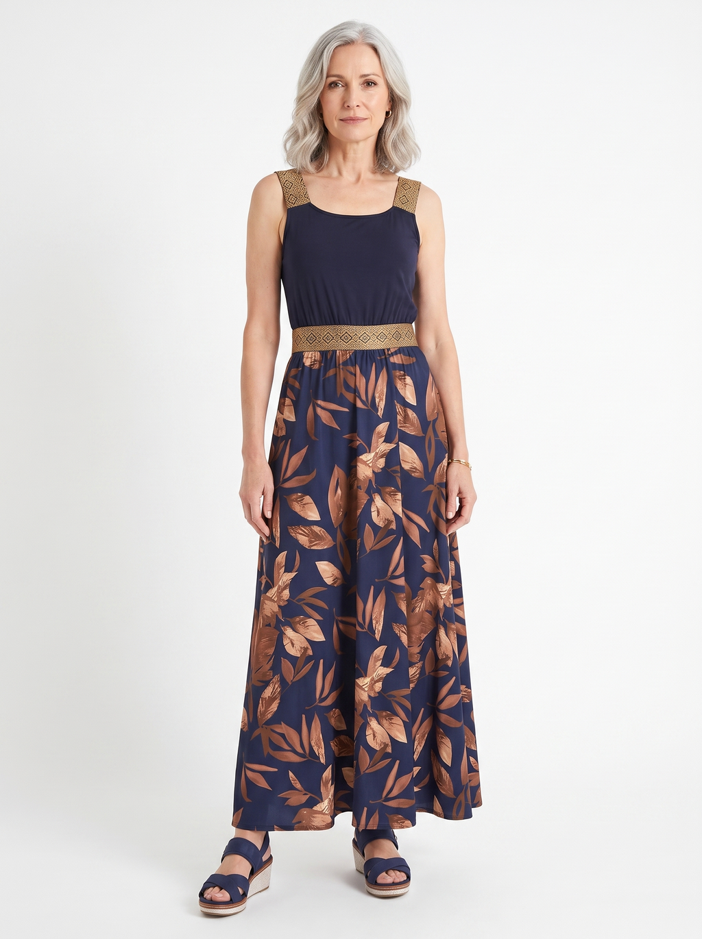 LOOK ANAIS - robe longue marine imprimee feuilles portee avec les sandales compensees marine, vue de face