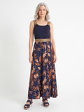 LOOK ANAIS - robe longue marine imprimee feuilles portee avec les sandales compensees marine, vue de face