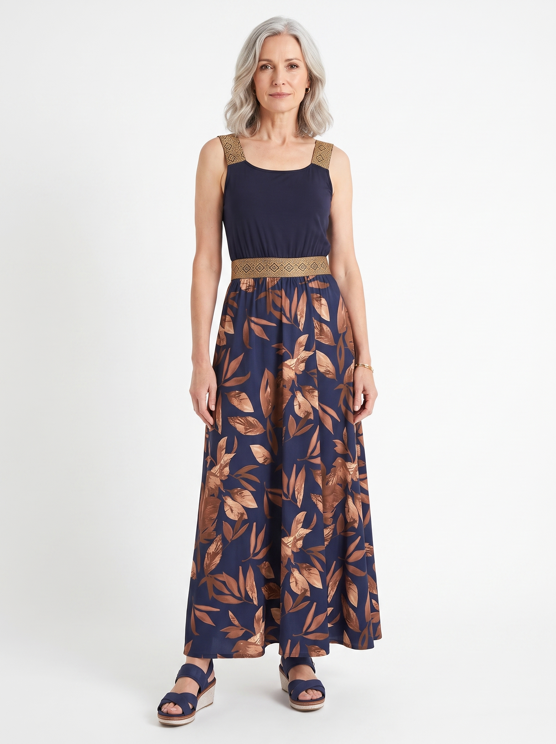 LOOK ANAIS - robe longue marine imprimee feuilles portee avec les sandales compensees marine, vue de face