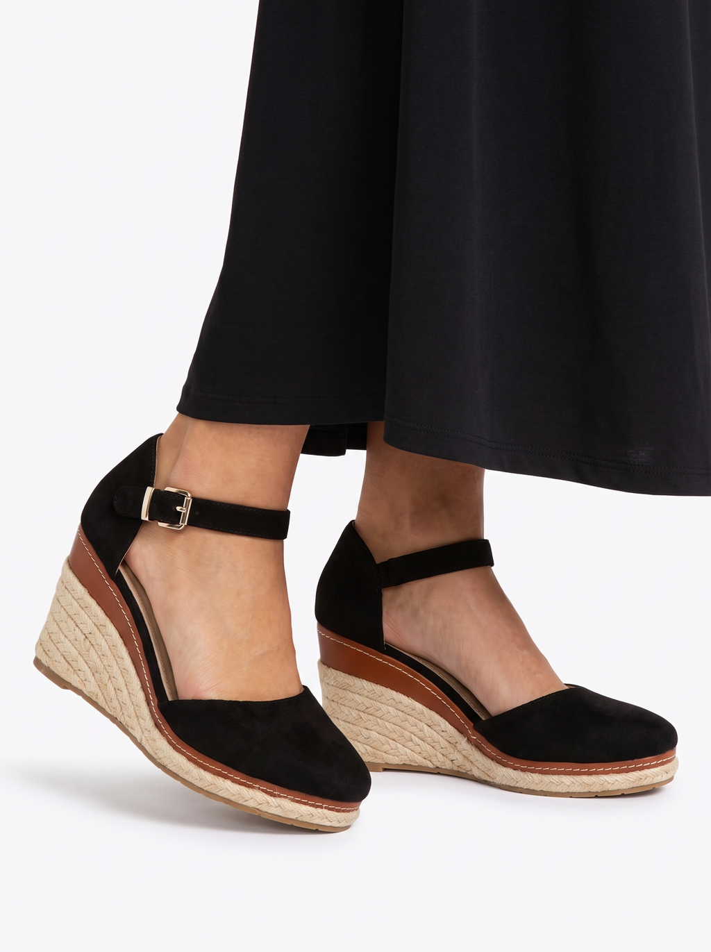 LOOK ADELE - detail des sandales compensees noires en suedine a talon en jute