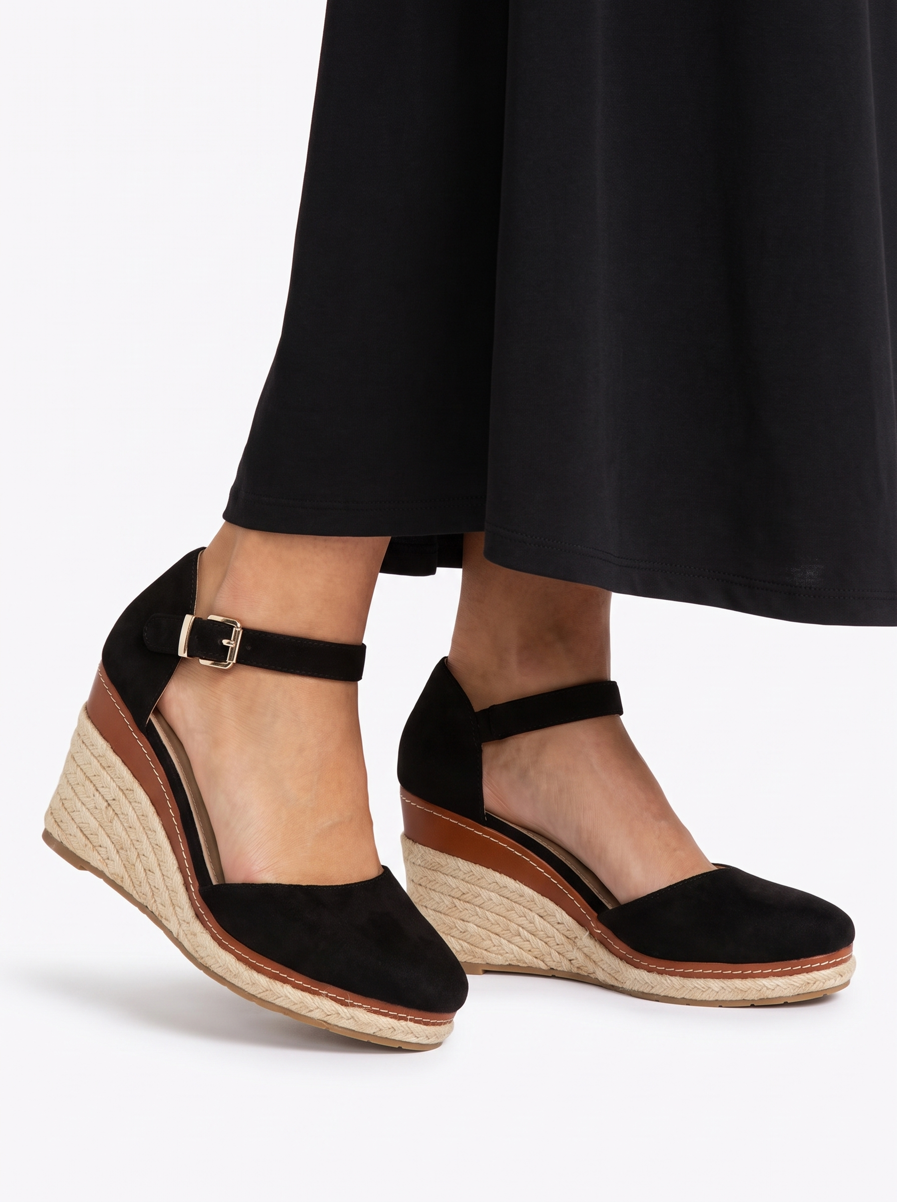 LOOK ADELE - detail des sandales compensees noires en suedine a talon en jute