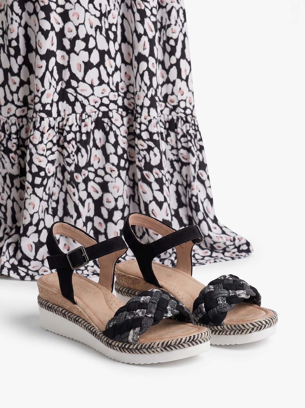 LOOK CAMILLE - detail des sandales compensees noires a bride tressee