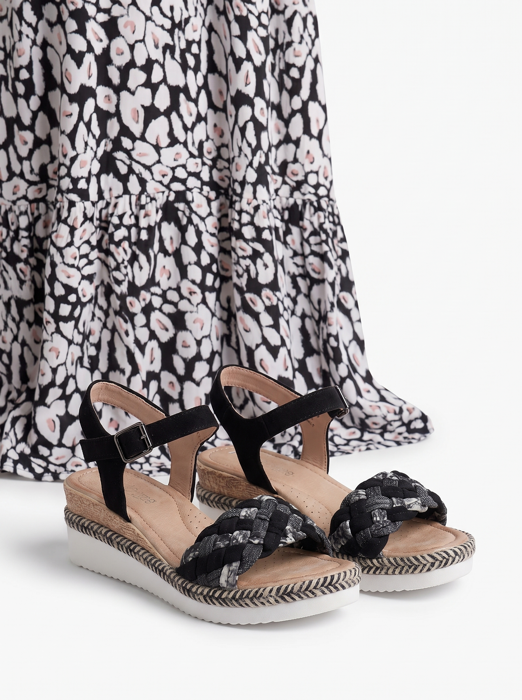 LOOK CAMILLE - detail des sandales compensees noires a bride tressee