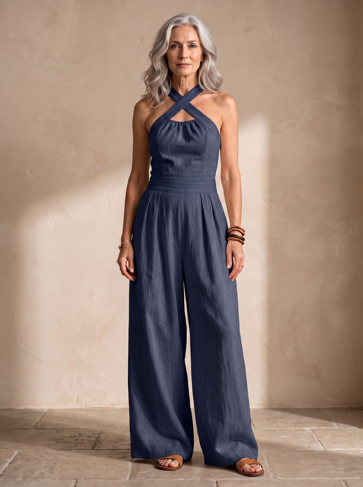 Salopette BIANCA bleu marine en lin et coton, bretelles croisees et jambes larges, portee de face