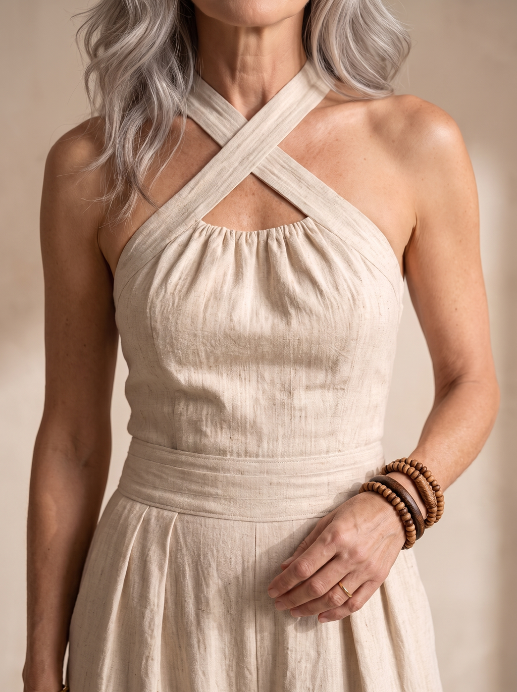 Detail du decollete croise et de la ceinture plissee de la salopette BIANCA en lin et coton