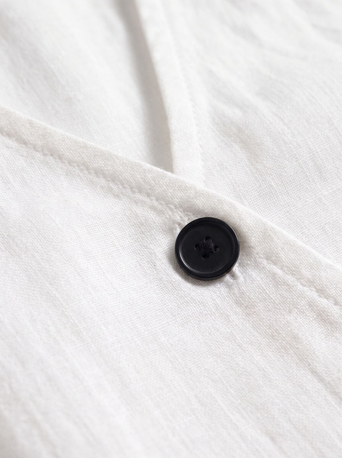 LOUISON — matière coton-lin, texture et bouton noir en gros plan