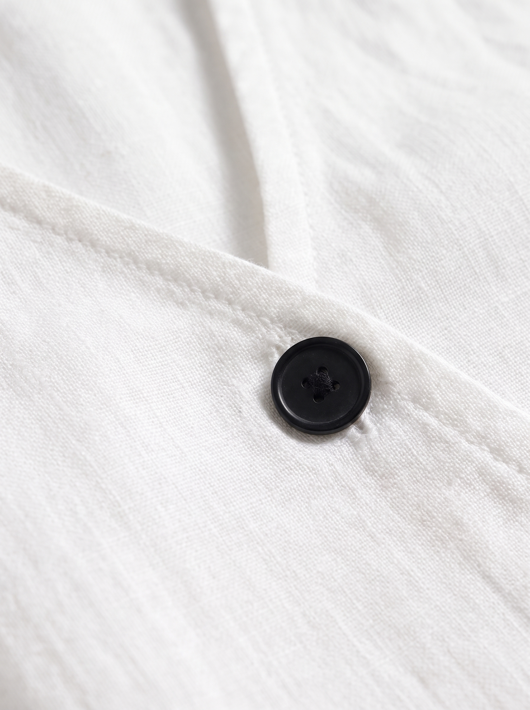 LOUISON — matière coton-lin, texture et bouton noir en gros plan