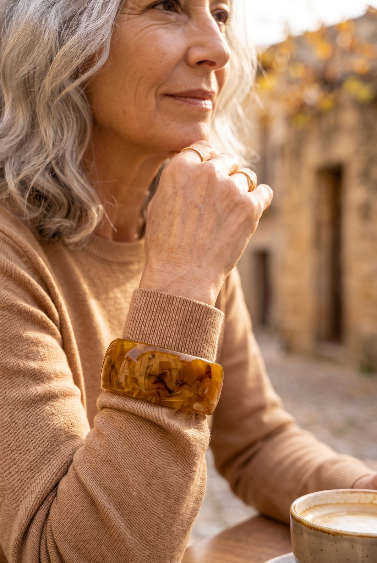DIANE — pulsera de aro de resina marmoleada camel caramelo, en una terraza en otoño