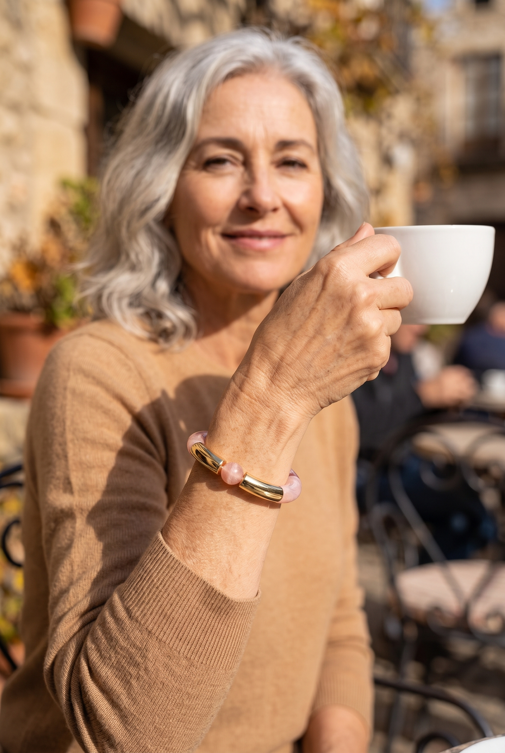 ÉLIANE — pulsera elástica estilo aro de cuentas de acetato rosa pálido y doradas, en una terraza en otoño