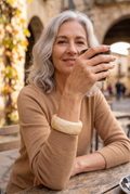 CONSTANCE — pulsera de aro de resina marmoleada beige, en una terraza en otoño