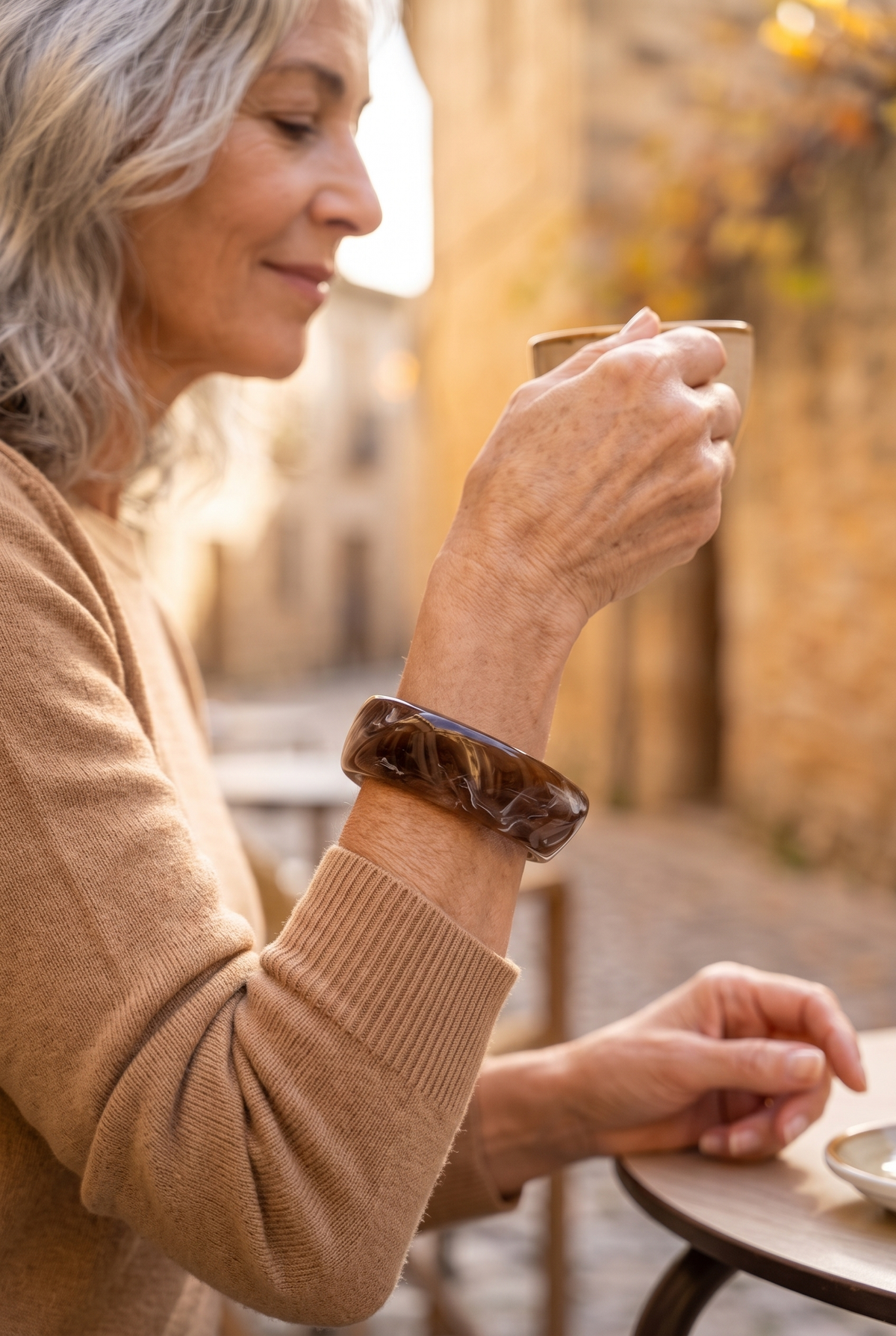 DELPHINE — pulsera de aro de resina marmoleada marrón, en una terraza en otoño