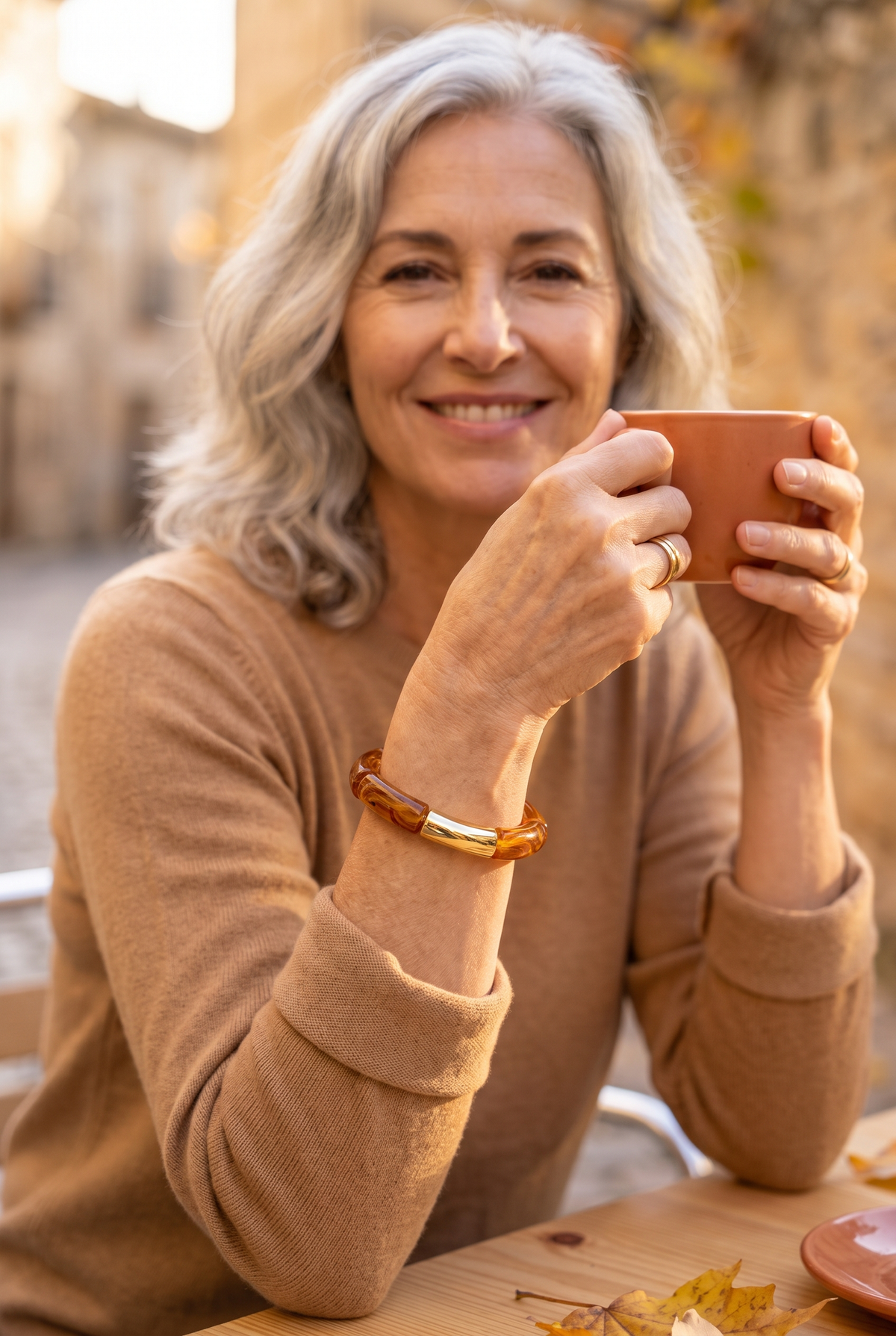 ÉLÉNA — pulsera elástica estilo aro de cuentas de acetato marrón carey y doradas, en una terraza en otoño