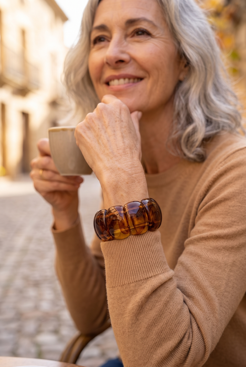 CLARA — pulsera elástica de resina efecto carey marrón con aspecto de aro, en una terraza en otoño