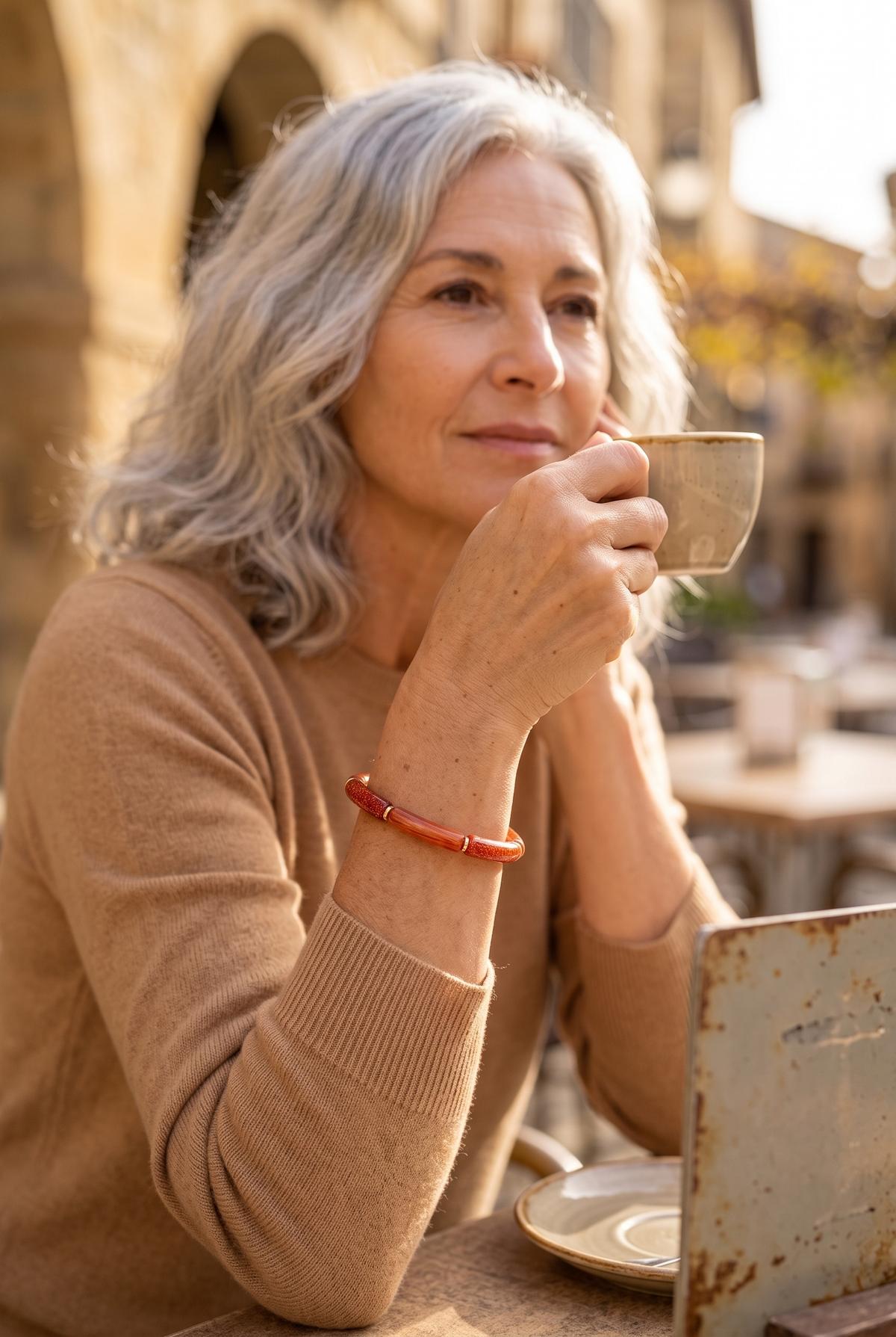 CAPUCINE — pulsera elástica estilo aro de cuentas finas de acetato marmoleado terracota con purpurina, en una terraza en otoño