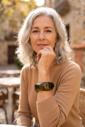 CAMILLE — pulsera de aro de resina marmoleada caqui, en una terraza en otoño