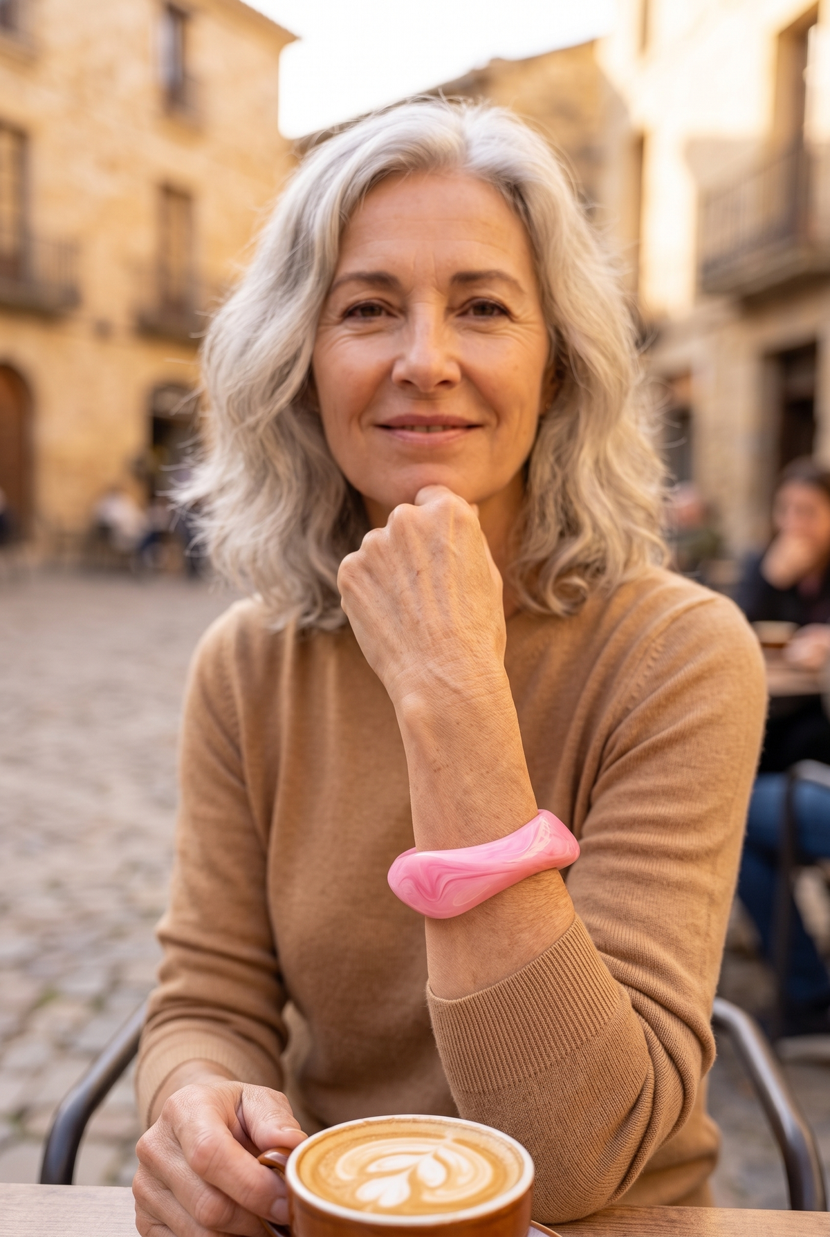 ARIANE — pulsera de aro de resina marmoleada rosa, en una terraza en otoño