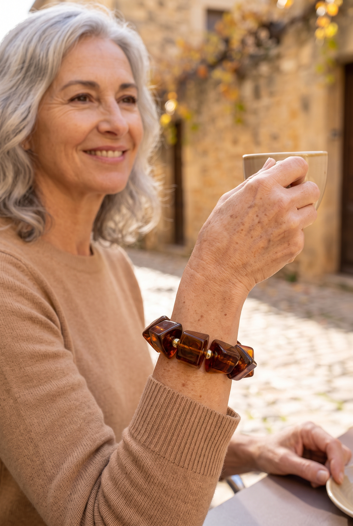 APOLLINE — pulsera elástica de cuentas grandes irregulares marrón carey de resina, en una terraza en otoño
