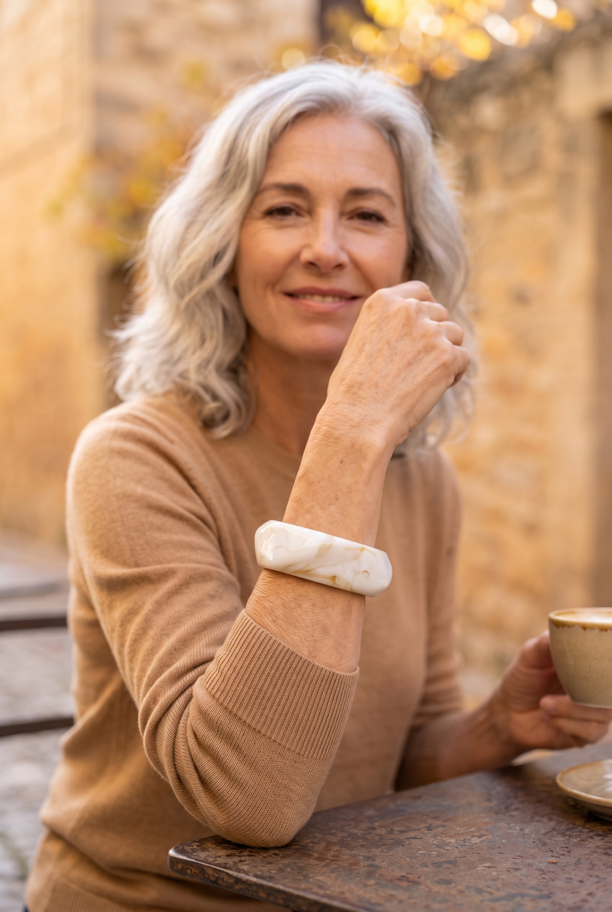ARLETTE — pulsera de aro de resina marmoleada blanca, en una terraza en otoño