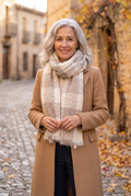 CAMILLE — bufanda suave de rizo de cuadros crudo y beige, por una calle empedrada en otoño