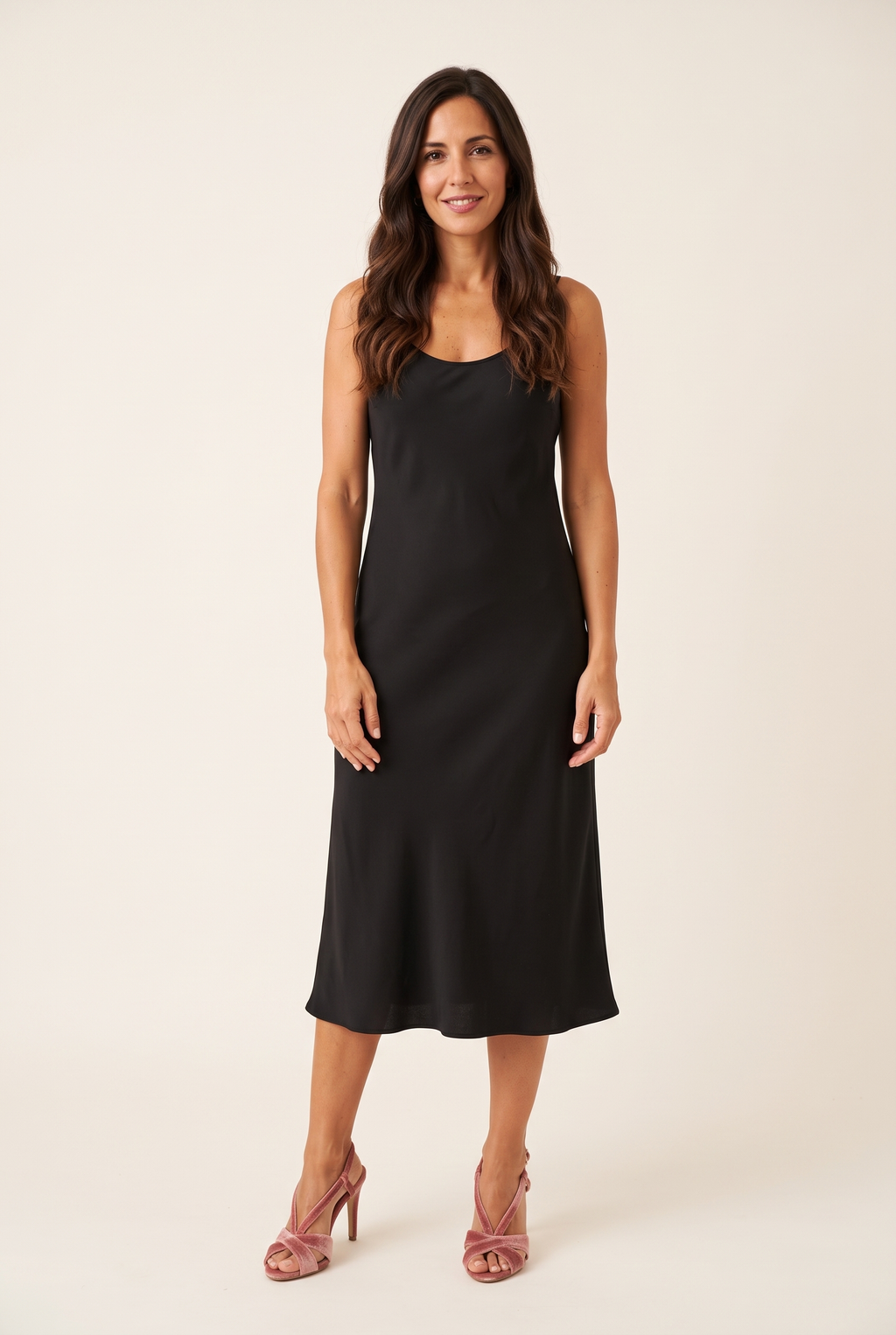 XENIA — peep toes de terciopelo rosa con vestido negro, de cuerpo entero